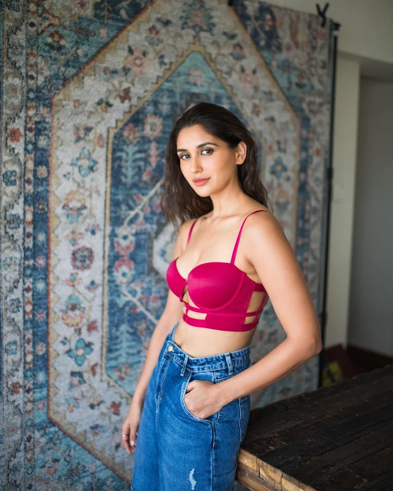 Nikita Dutta cleavage red bra jeans hot actress Nikita Dutta cleavage red bra jeans hot actress
