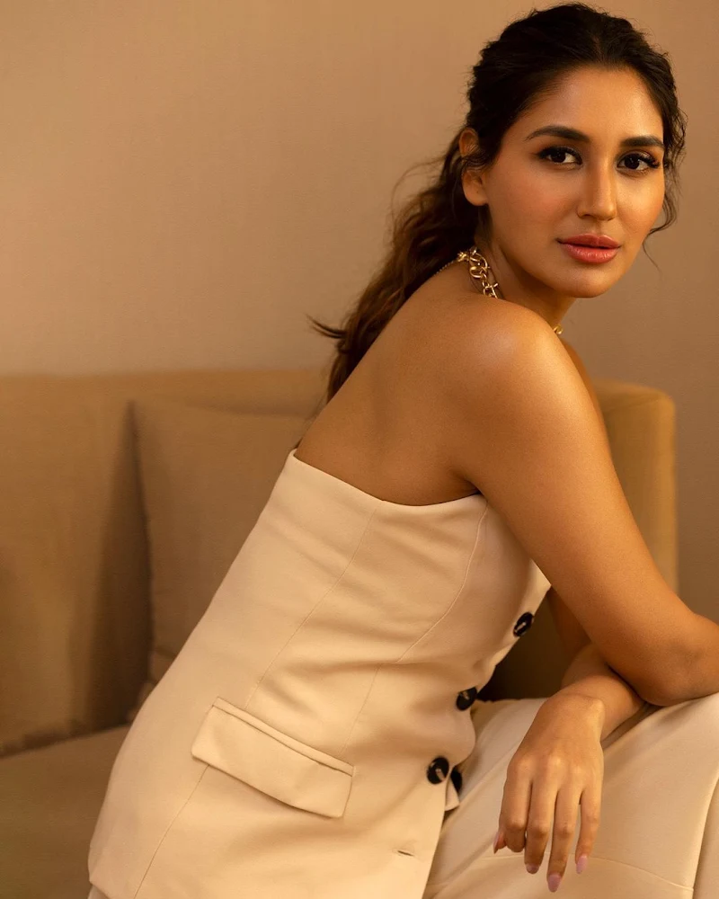 Nikita  Dutta stylish actress khakee