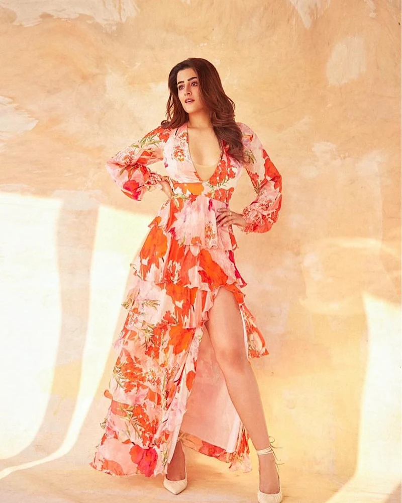 nupur sanon cleavage sexy legs pop kaun actress nupur sanon cleavage sexy legs pop kaun actress