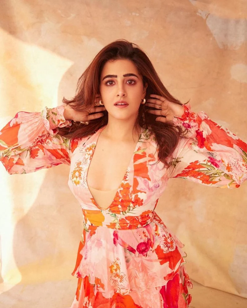 nupur sanon cleavage sexy legs pop kaun actress nupur sanon cleavage sexy legs pop kaun actress