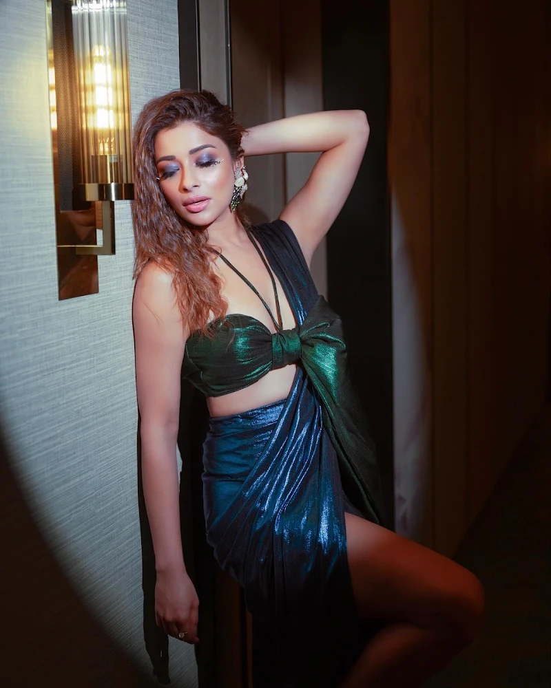 nyra banerjee saree legs sultry look nyra banerjee saree legs sultry look