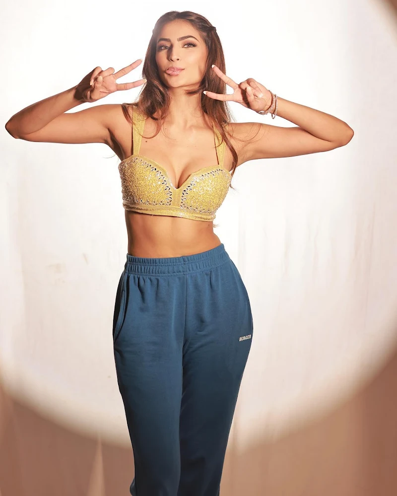 Palak Tiwari cleavage top pants Palak Tiwari cleavage top pants