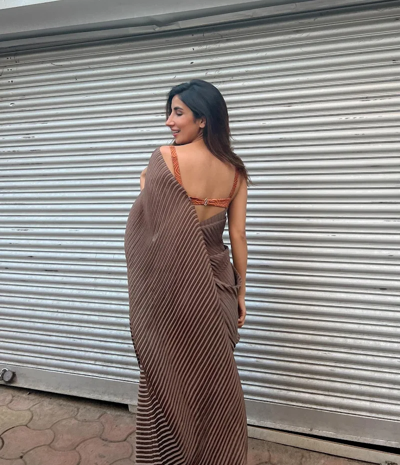 parul gulati backless saree hot actress
