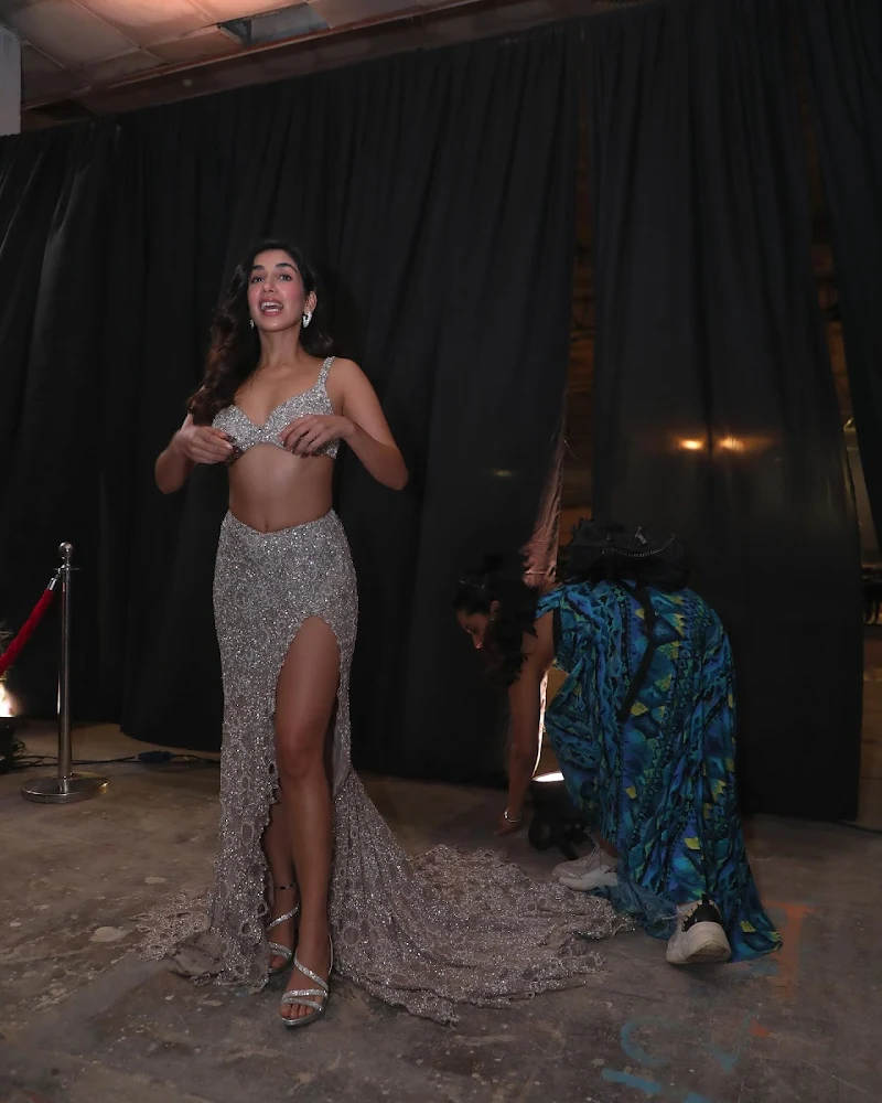 parul gulati shimmery high slit outfit sexy legs parul gulati shimmery high slit outfit sexy legs