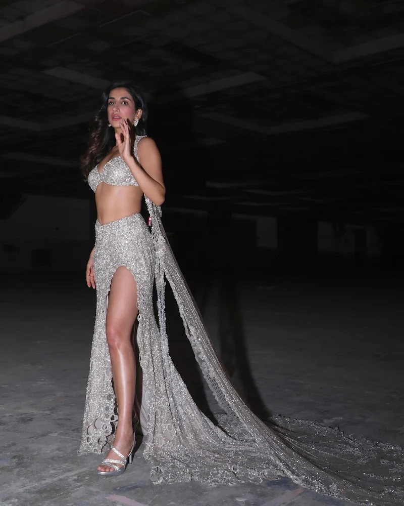 parul gulati shimmery high slit outfit sexy legs parul gulati shimmery high slit outfit sexy legs