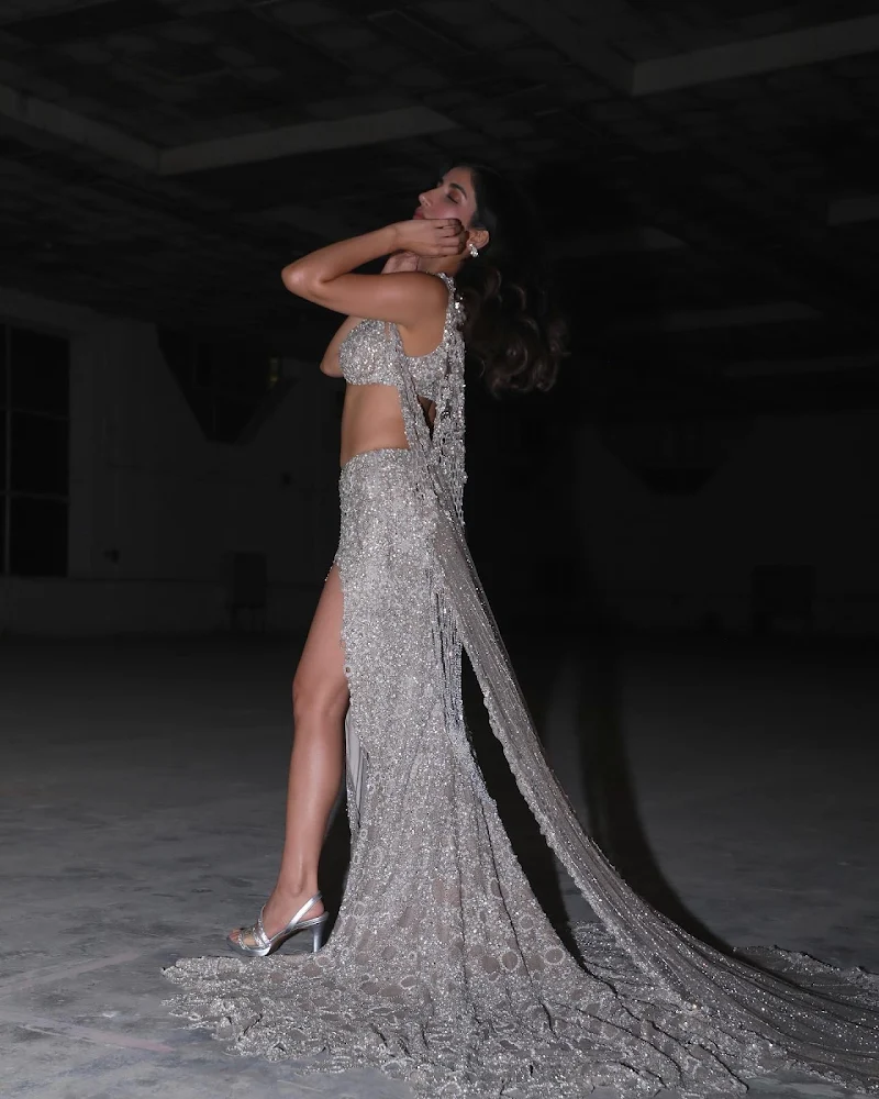 parul gulati shimmery high slit outfit sexy legs parul gulati shimmery high slit outfit sexy legs