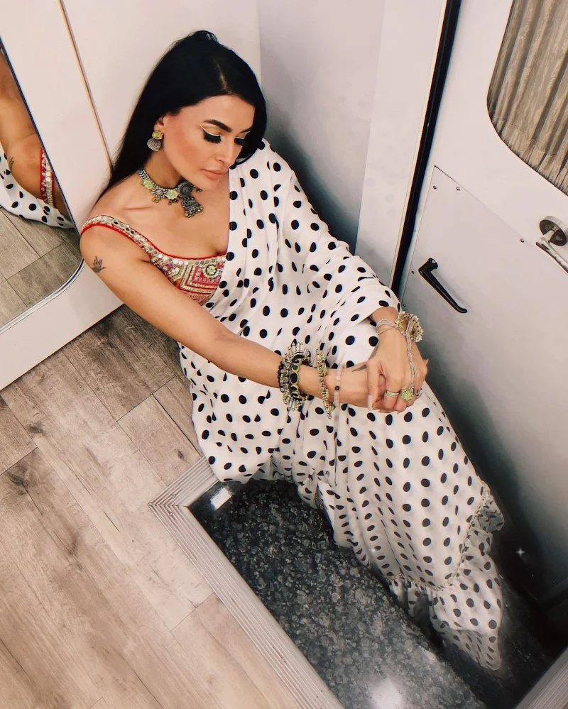 Pavitra Punia backless saree hot tv actress Pavitra Punia backless saree hot tv actress