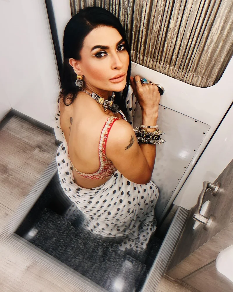 Pavitra Punia backless saree hot tv actress Pavitra Punia backless saree hot tv actress