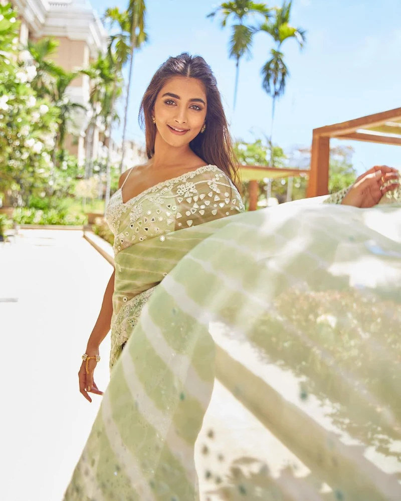 Pooja Hegde saree hot actress Pooja Hegde saree hot actress