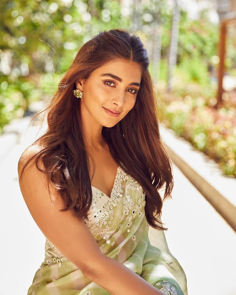 Pooja Hegde saree hot actress Pooja Hegde saree hot actress