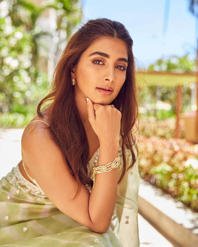 Pooja Hegde saree hot actress Pooja Hegde saree hot actress