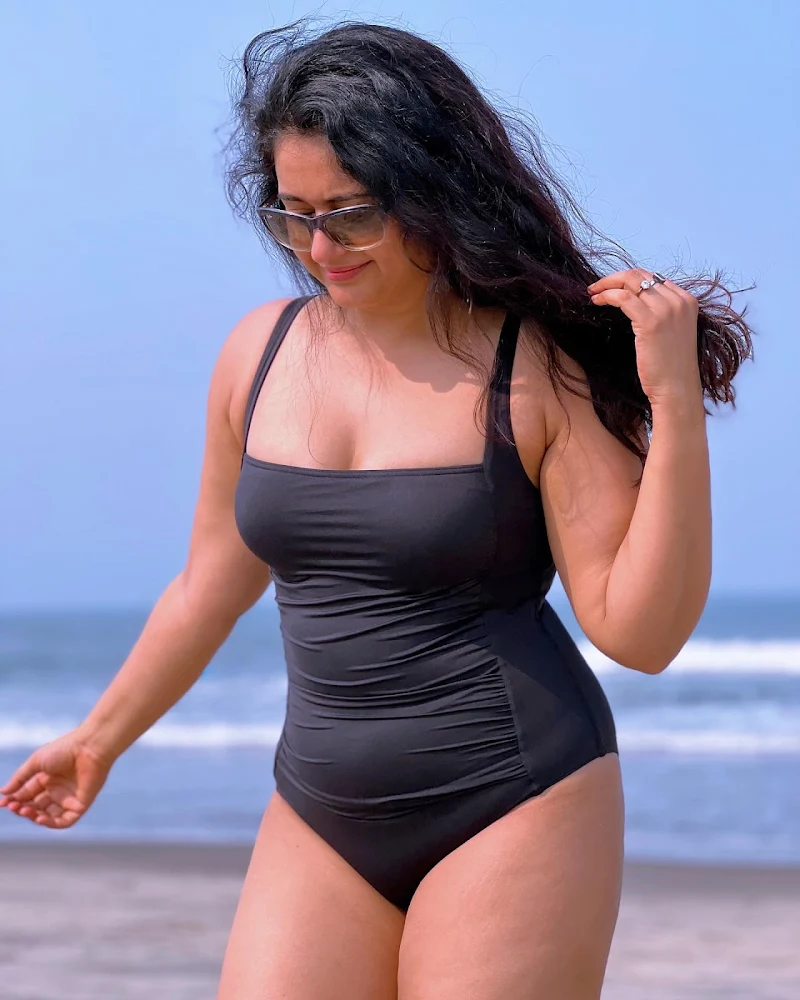 poonam bajwa swimsuit curvy hot actress poonam bajwa swimsuit curvy hot actress
