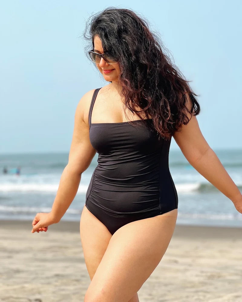 poonam bajwa swimsuit curvy hot actress poonam bajwa swimsuit curvy hot actress