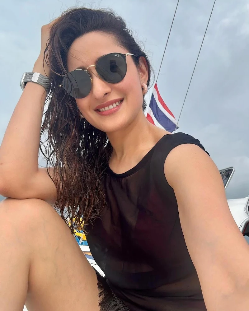 pragya jaiswal sexy legs short black outfit pragya jaiswal sexy legs short black outfit