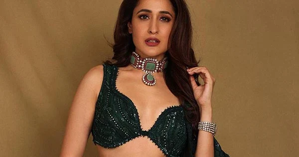 Pragya jaiswal cleavage tiny blouse lehanga
