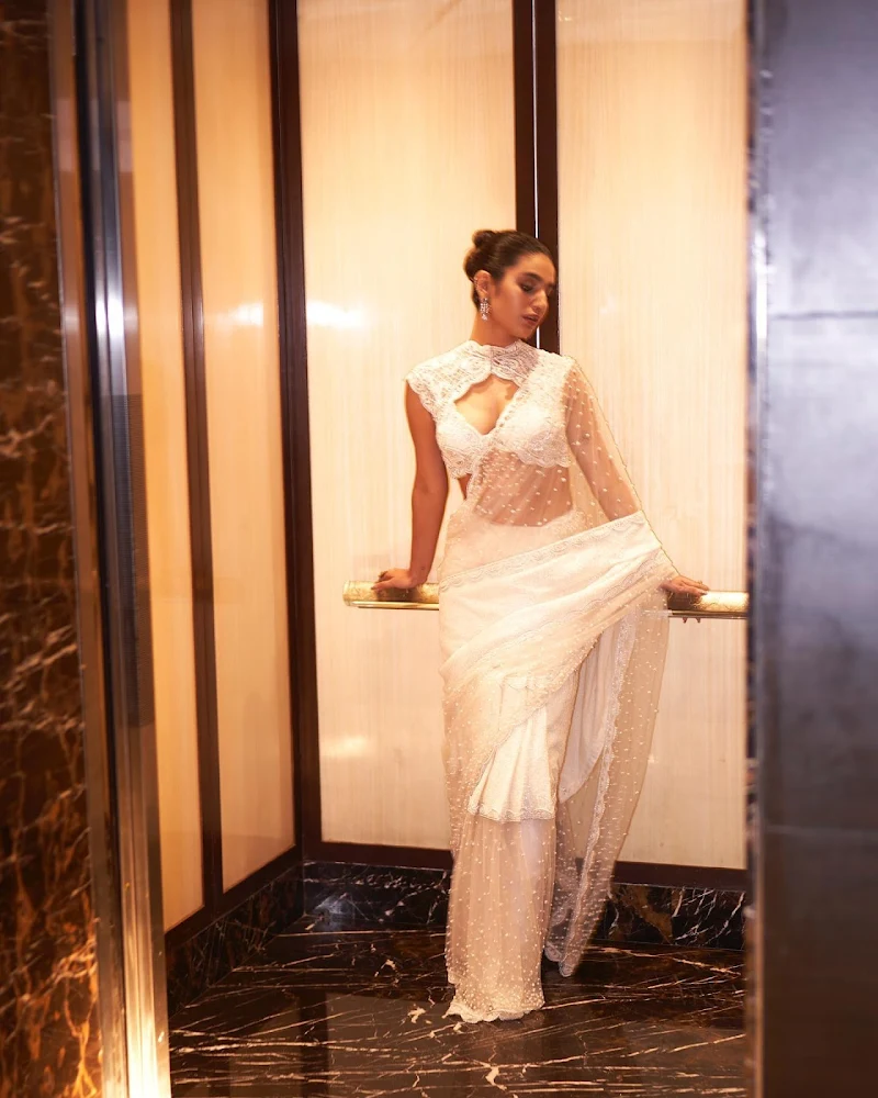 priya prakash varrier white saree cleavage bro yaarian actress priya prakash varrier white saree cleavage bro yaarian actress
