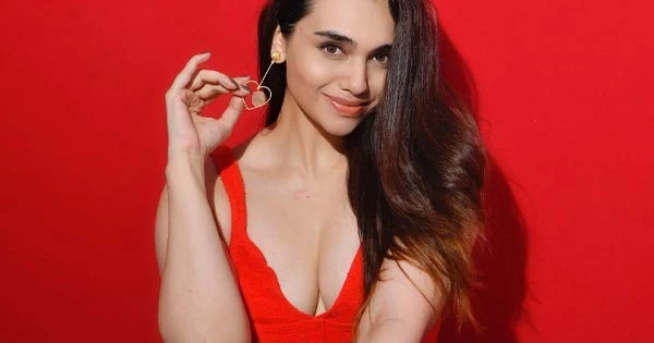 Purvi Mundada in this cleavage baring red top with jeans sets temperature soaring – see now.