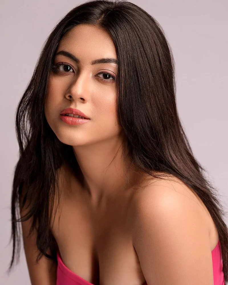 Reem Sameer pink bikini swimsuit Reem Sameer cleavage pink bikini swimsuit