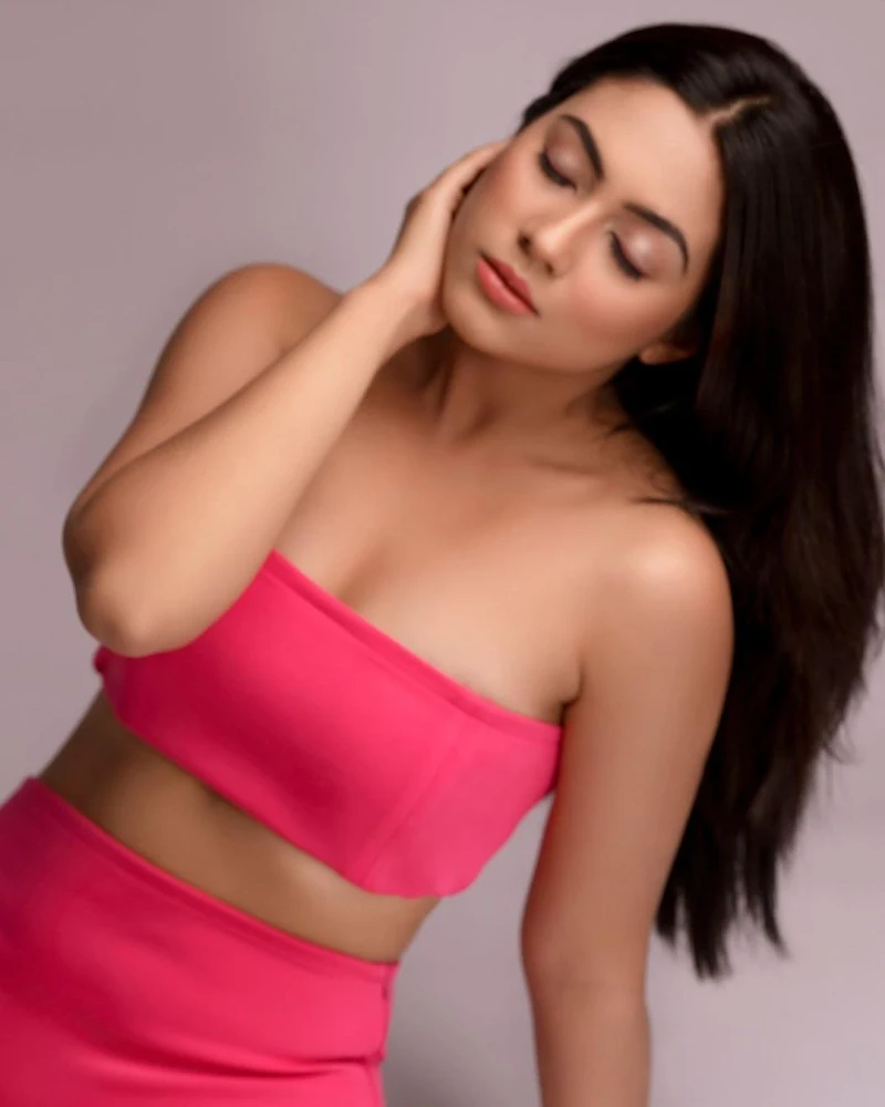 Reem Sameer pink bikini swimsuit Reem Sameer cleavage pink bikini swimsuit