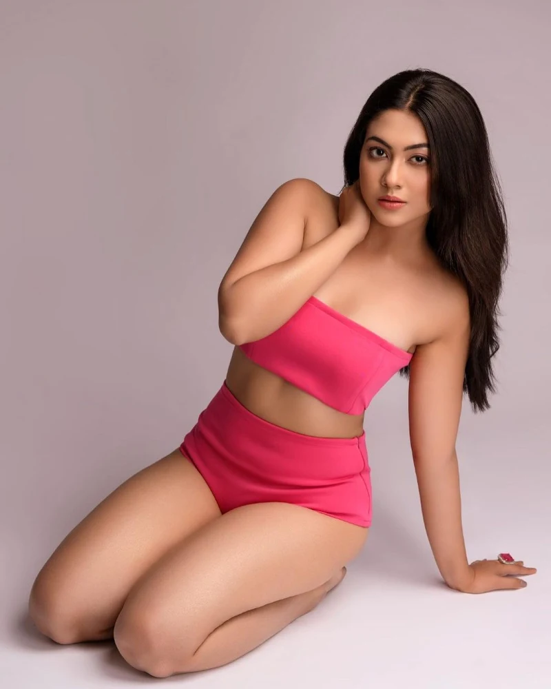 Reem Sameer pink bikini swimsuit Reem Sameer sexy body pink bikini swimsuit