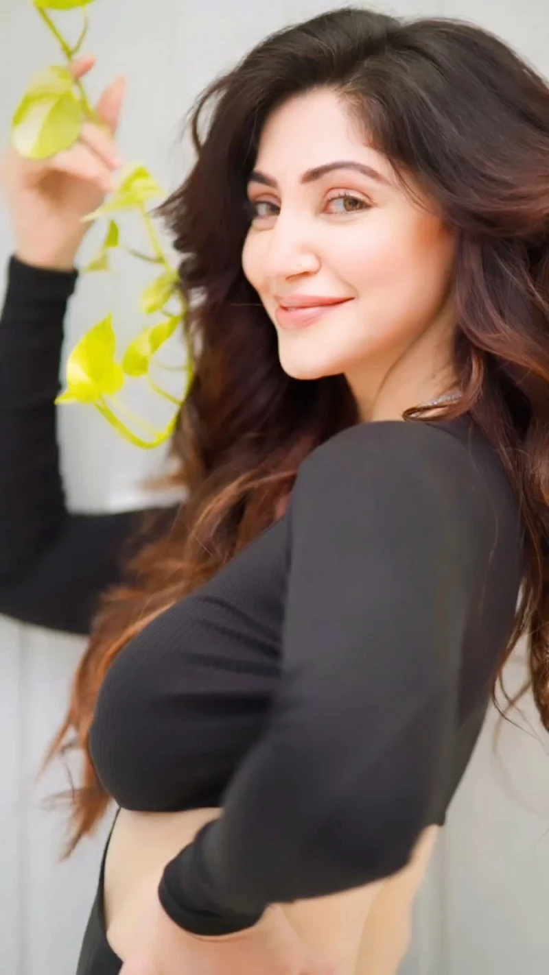 Reyhna curvy body black dress indian tv actress