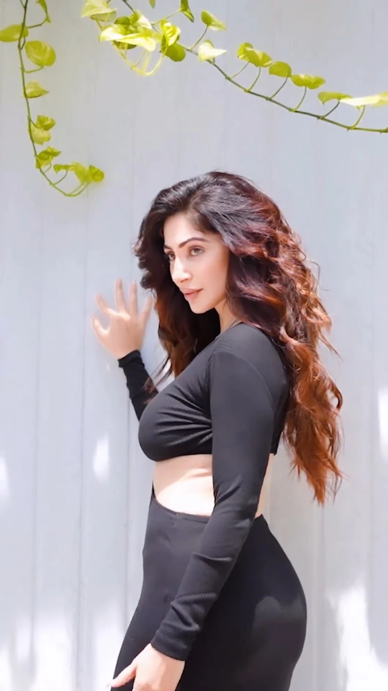 Reyhna curvy body black dress indian tv actress