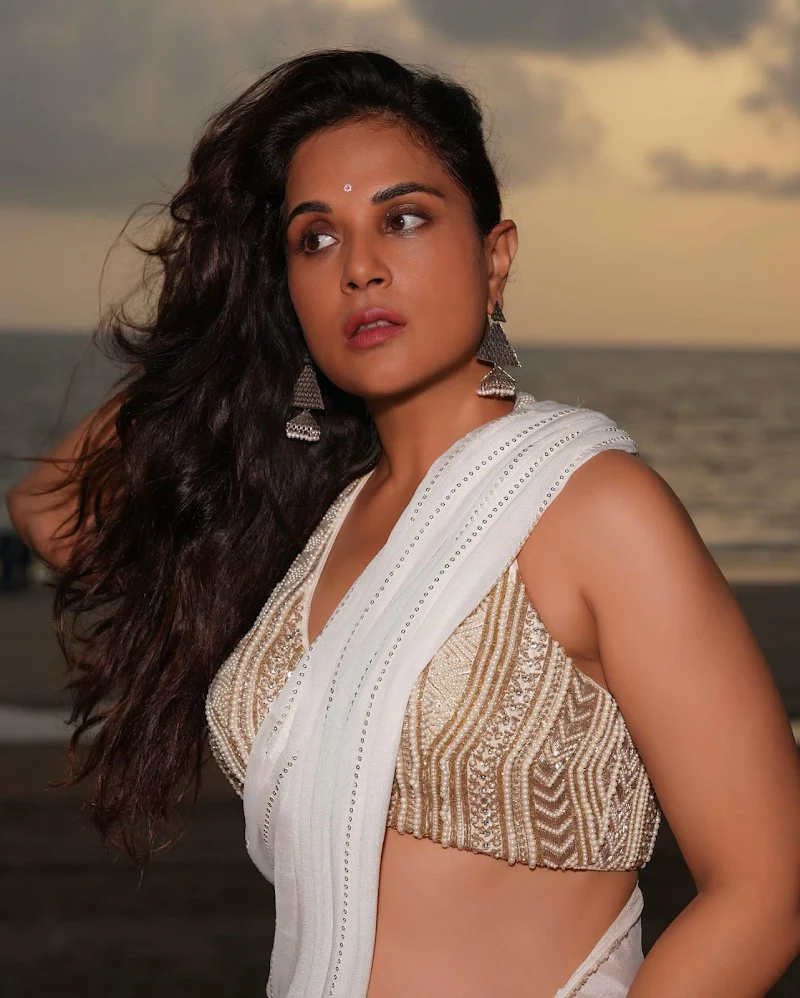 richa chadha white saree navel fukrey actress richa chadha white saree navel fukrey actress