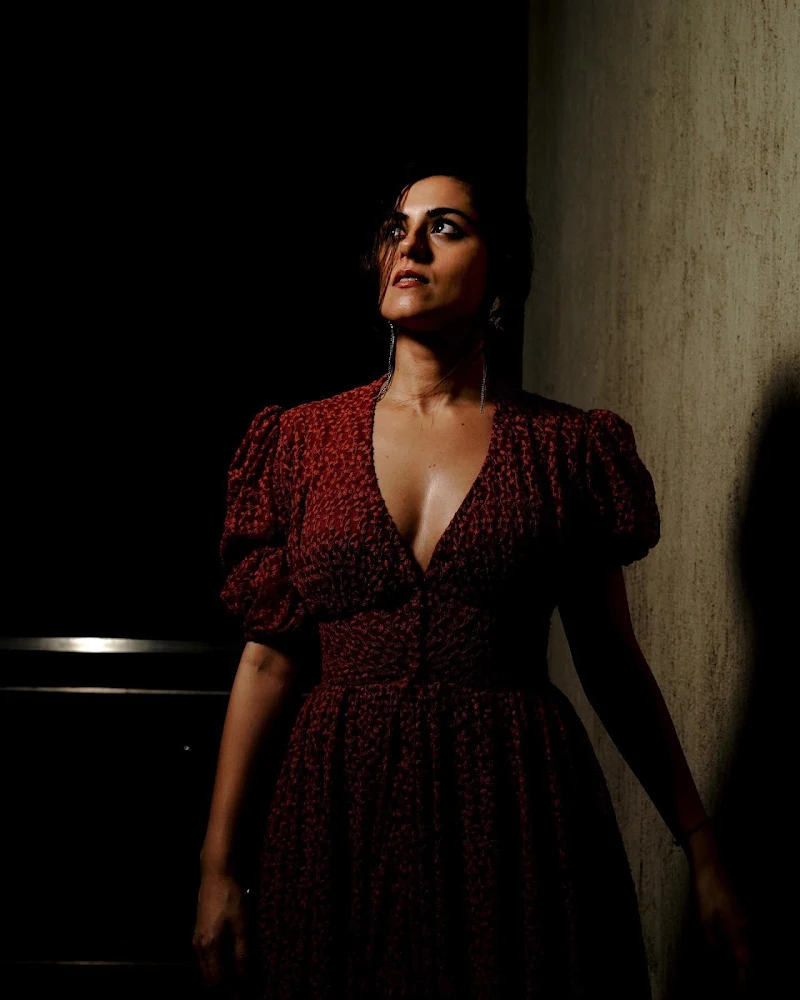 ridhi dogra cleavage dress jawan actress ridhi dogra cleavage dress jawan actress