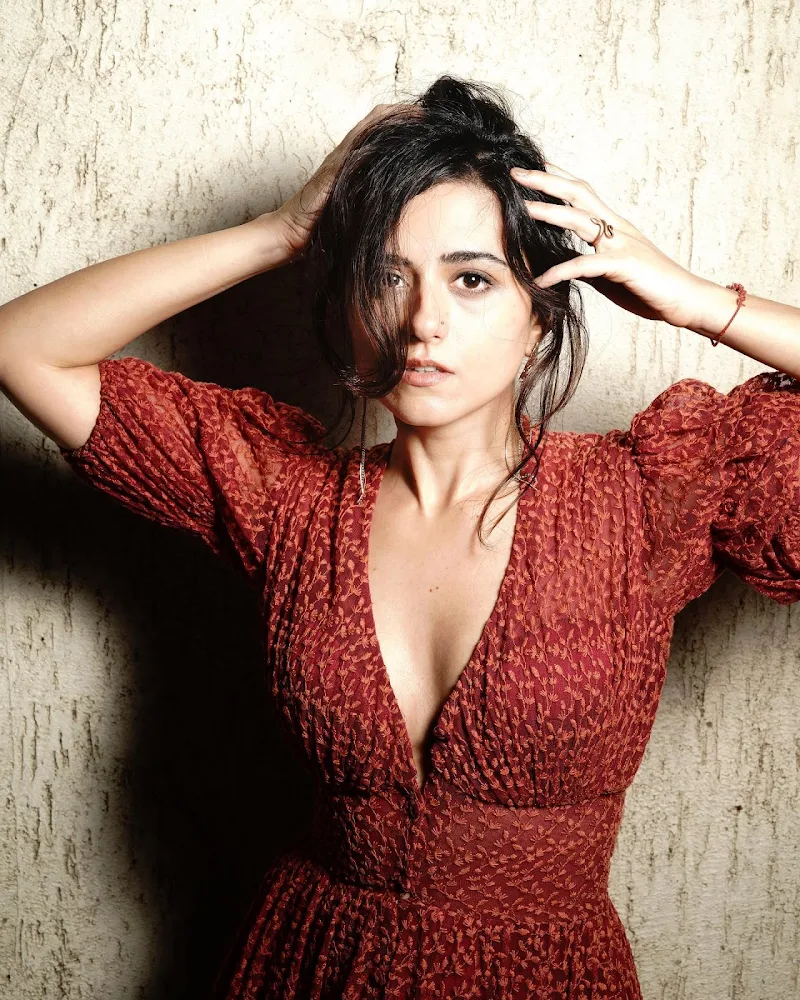 ridhi dogra cleavage dress jawan actress ridhi dogra cleavage dress jawan actress