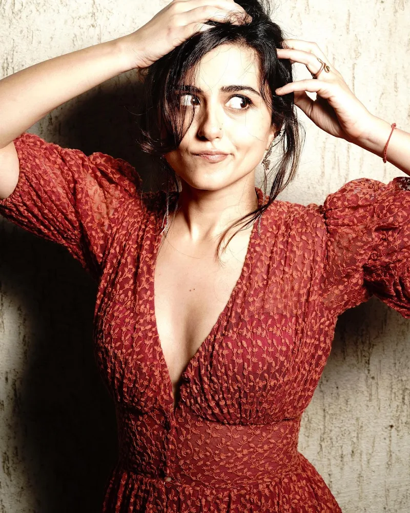 ridhi dogra cleavage dress jawan actress ridhi dogra cleavage dress jawan actress