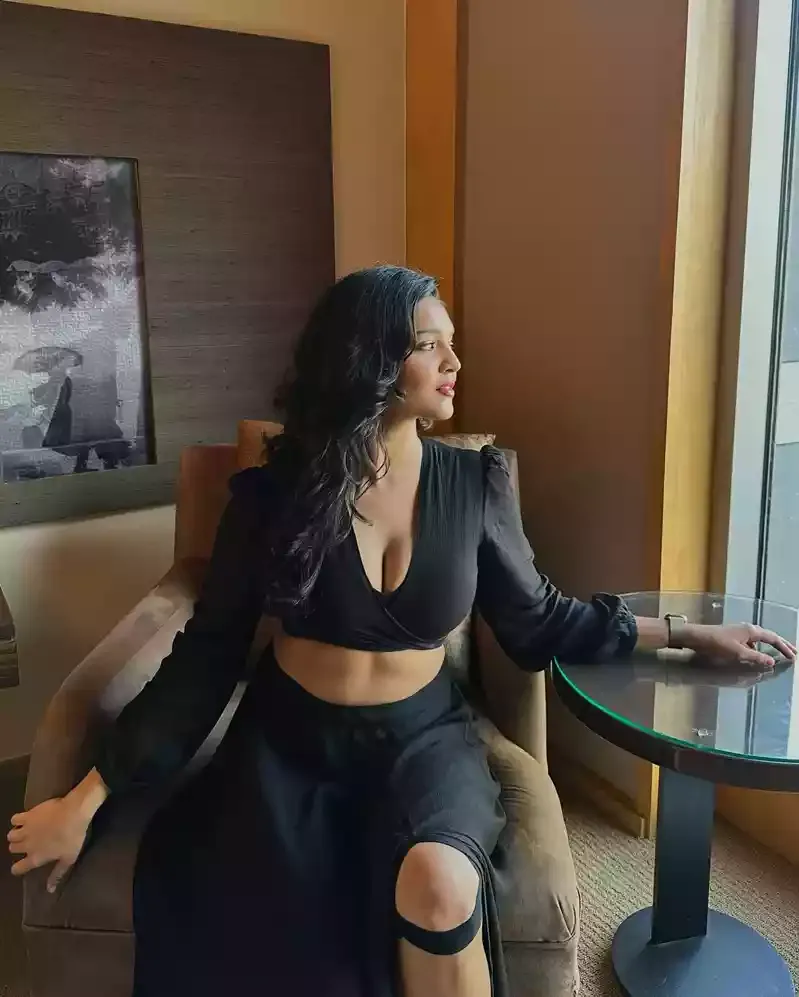 ritika singh cleavage black outfit curvy indian actress ritika singh cleavage black outfit curvy indian actress