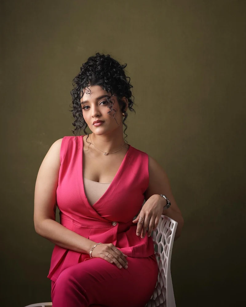 Ritika Singh curvy body pink outfit kolai actress Ritika Singh curvy body pink outfit kolai actress