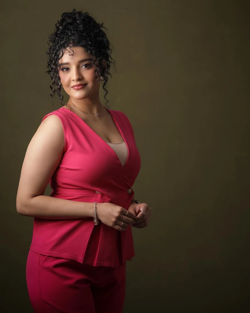 Ritika Singh curvy body pink outfit kolai actress Ritika Singh curvy body pink outfit kolai actress