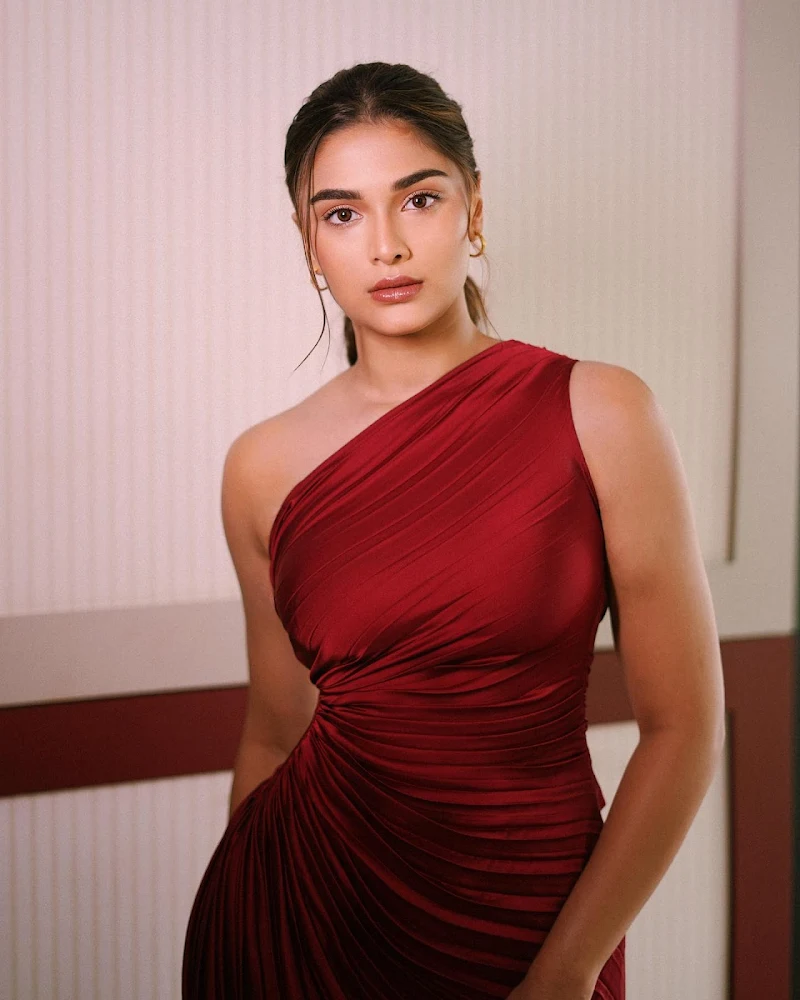 saiee manjrekar curvy body red dress saiee manjrekar curvy body red dress