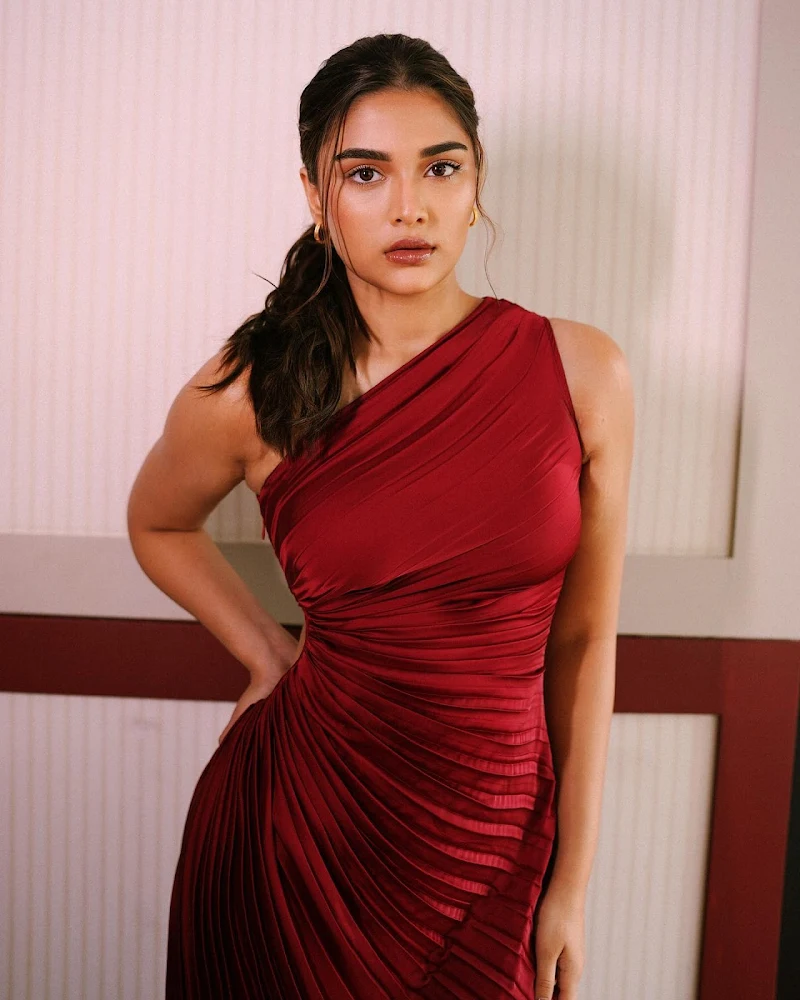 saiee manjrekar curvy body red dress saiee manjrekar curvy body red dress