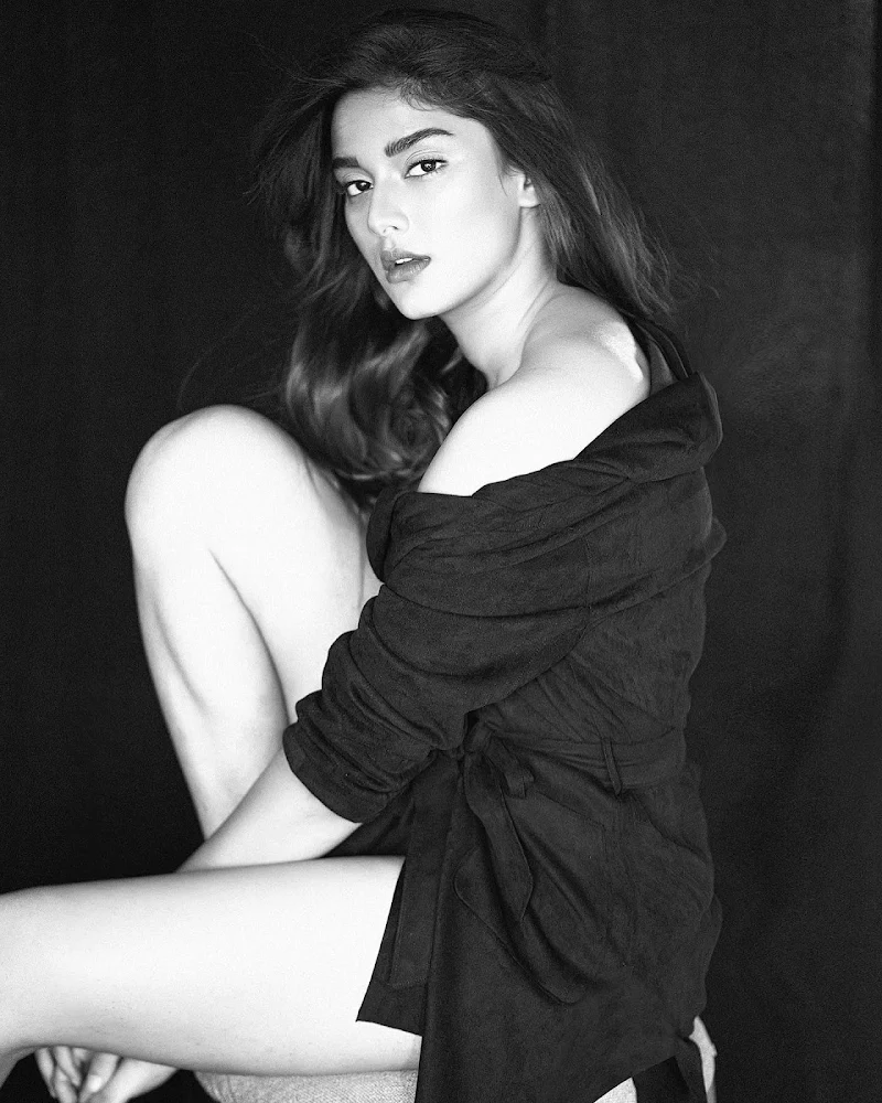 Saiee Manjrekar hot pics flaunting her sexy legs in high slit and short  outfits - see now. - SpideyPosts