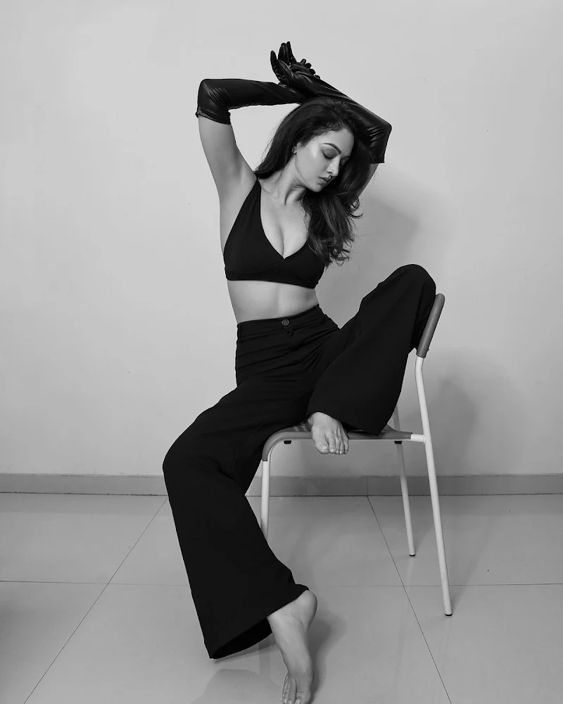 sandeepa dhar cleavage black outfit sandeepa dhar cleavage black outfit