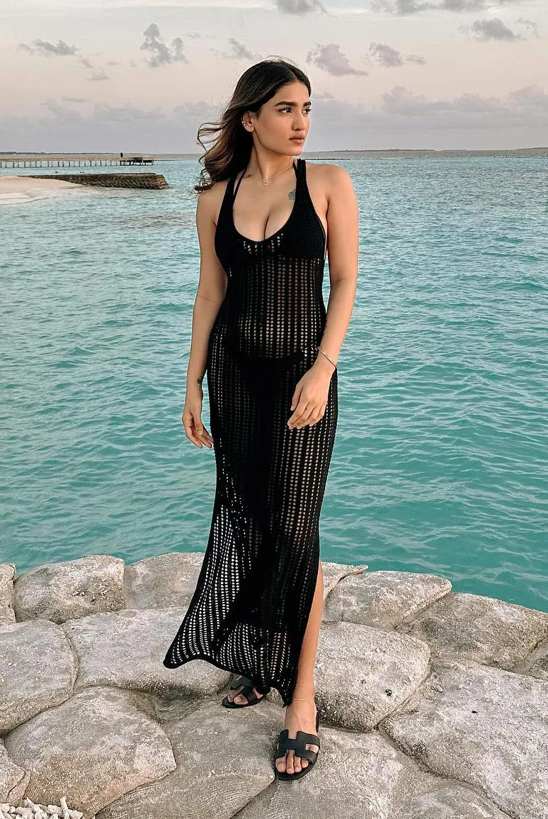 saniya iyappan black bikini cleavage sexy body