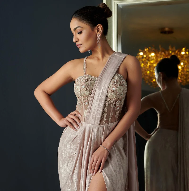 Saniya Iyapan high slit saree sexy legs