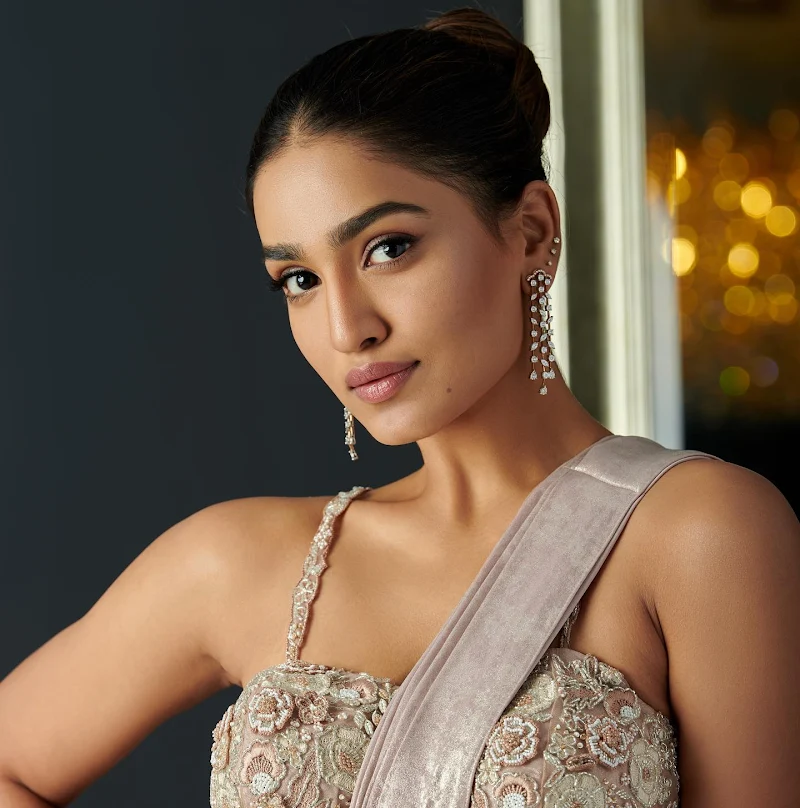 Saniya Iyapan high slit saree sexy legs