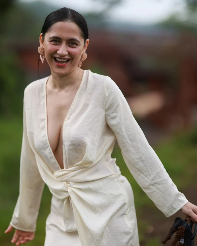 sanjeeda shaikh cleavage busty indian actress fighter sanjeeda shaikh cleavage busty indian actress fighter
