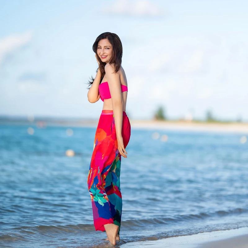 Saumya Tandon pink bikini hot actress Saumya Tandon pink bikini hot actress