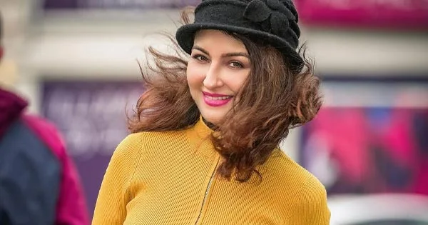 Saumya Tandon in mustard color outfit looks stunning – see now.