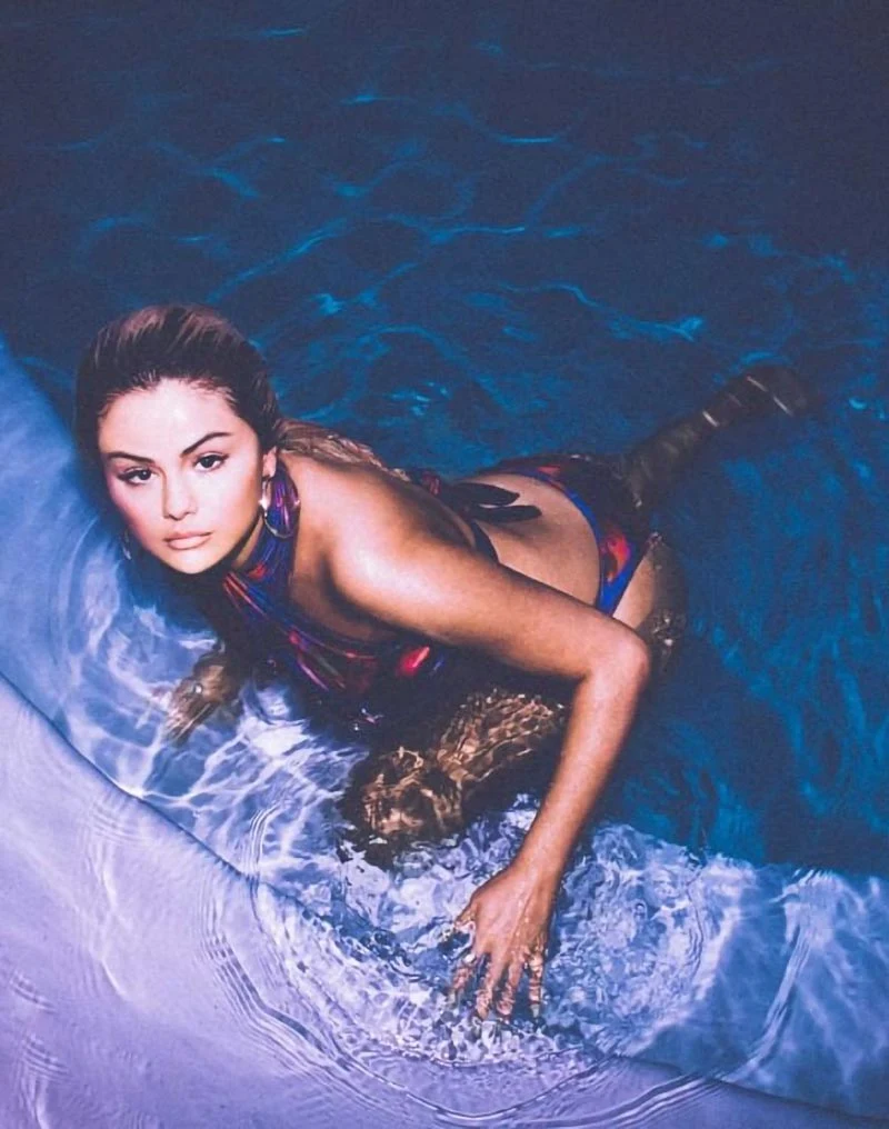Selena Gomez bikini swimsuit curvy body cleavage Selena Gomez bikini swimsuit curvy body cleavage