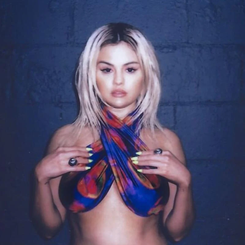 Selena Gomez bikini swimsuit curvy body cleavage Selena Gomez bikini swimsuit curvy body cleavage