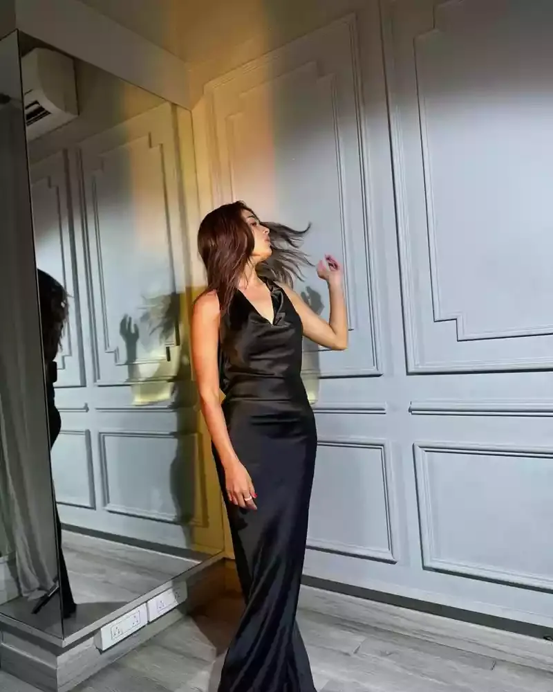 shalini pandey backless black dress shalini pandey backless black dress