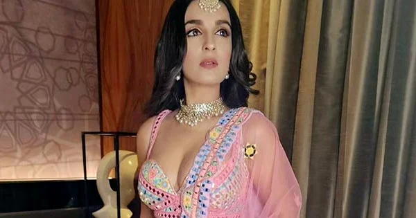 Shiny Doshi put on a busty display in this heavy pretty lehanga – Pandya Store actress looked simply stunning.