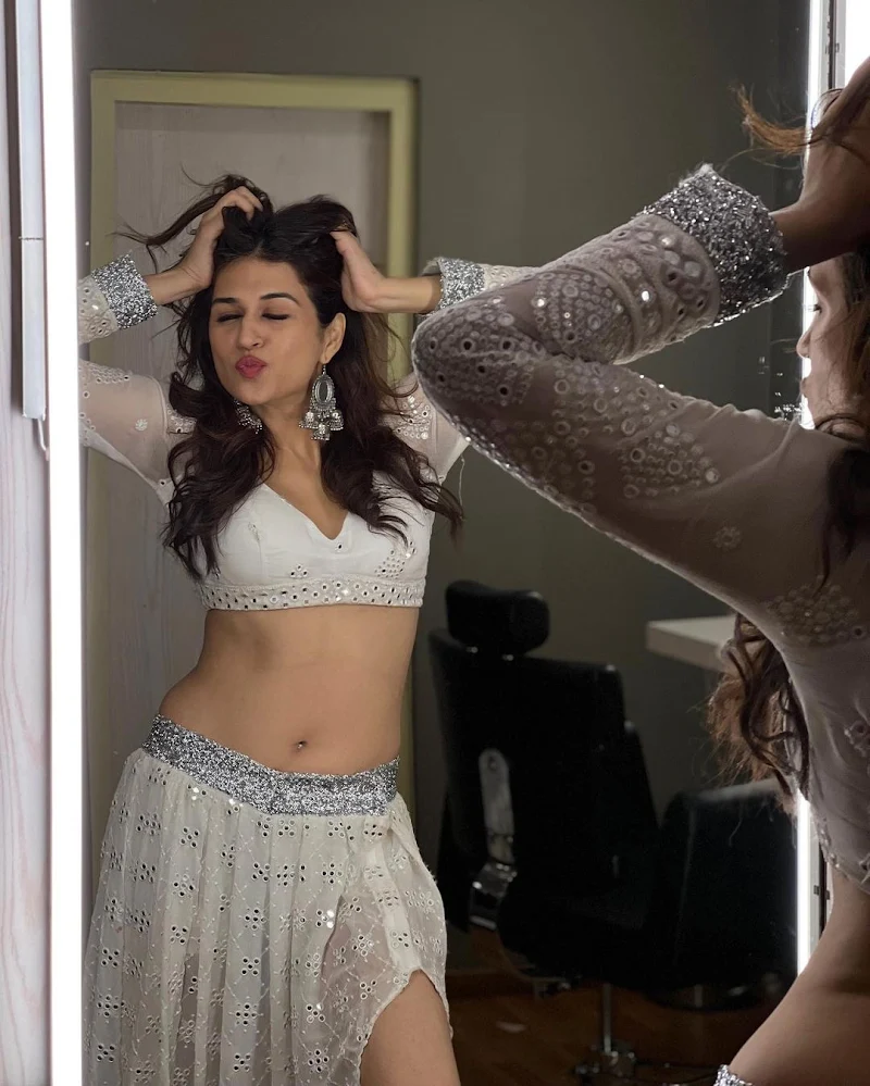 Shraddha Das navel hot south indian actress
