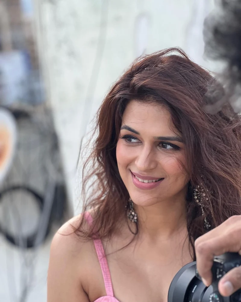 shraddha das saree cleavage pink blouse