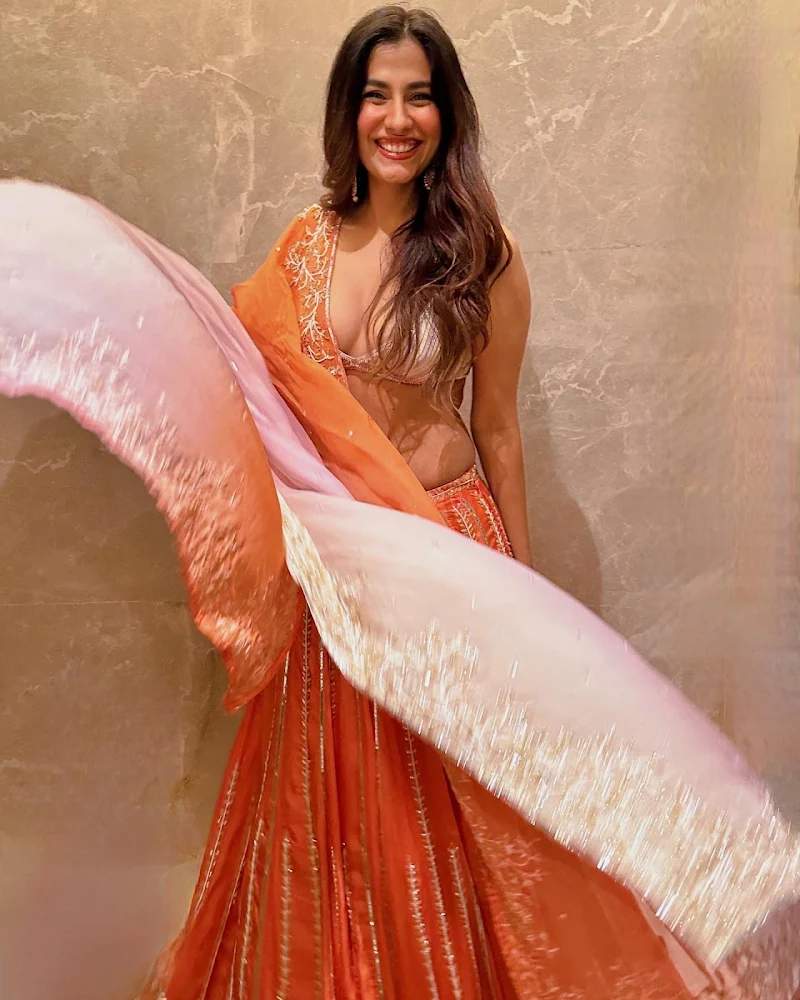 shreya dhanwanathary cleavage tiny blouse